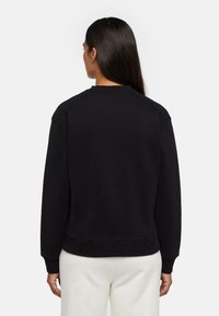 Zwarte katoenen sweatshirt met ribbels aan de mouwen en onderrand, featuring een ronde hals en een soepele textuur. De achterkant is eenvoudig zonder versieringen.
