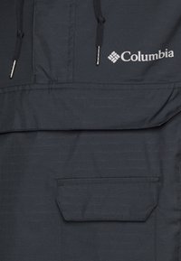 Zwarte lichtgewicht jas met capuchon, gestructureerd ontwerp, voorzak, Columbia-logo, textiel met verticale strepen.