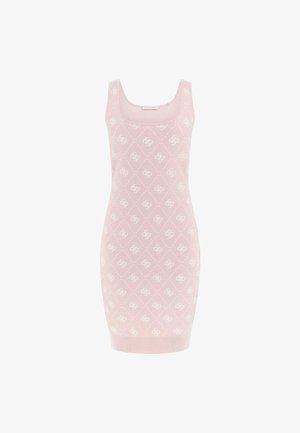 Roza pletena haljina s uklopljenom siluetom, koja ima dijamantni uzorak u bijeloj boji. Ima okrugli dekolte i debele naramenice.