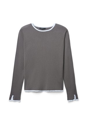 Haut gris à manches longues en tissu texturé, avec un col rond et une bordure contrastante bleu clair au niveau du col et des poignets.