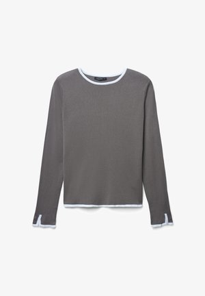 Graues Langarmoberteil aus strukturiertem Stoff mit Rundhalsausschnitt und kontrastierendem hellblauen Besatz an Kragen und Bündchen.