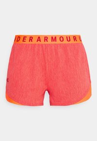 Červené sportovní šortky s melírovanou texturou, oranžovým páskem Under Armour a kontrastními oranžovými bočními panely.
