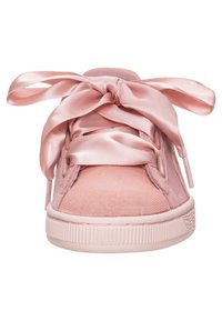 Rosa Sneakers mit einer Wildleder- und glatten Textur. Verfügt über satiniertes Band als Schnürsenkel und eine strukturierte Gummisohle. Die Vorderansicht zeigt das abgerundete Zehendesign.