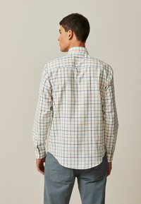 Next EASY OXFORD - Overhemd - ecru white blue mini tattersall
