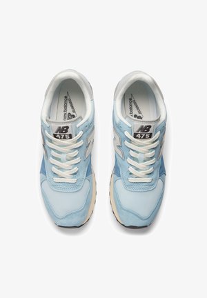 Hellblaue Sportschuhe aus einer Mischung aus Wildleder und Mesh, mit weißen Schnürsenkeln, grauen Akzenten und einer schwarzen Außensohle.