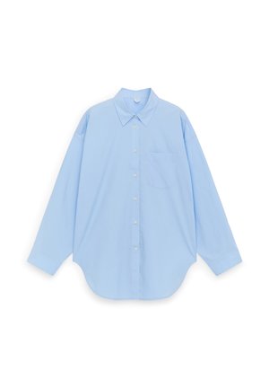 Camisa azul claro de manga larga con botones, cuello puntiagudo y bolsillo en el pecho, mostrada desplegada sobre un fondo blanco.