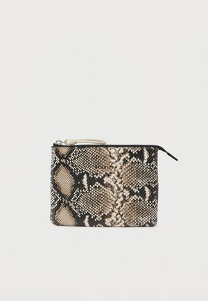 Malá obdélníková taštička se vzorem hadí kůže v béžové, černé a hnědé barvě, černým zipem a bílým táhlem.