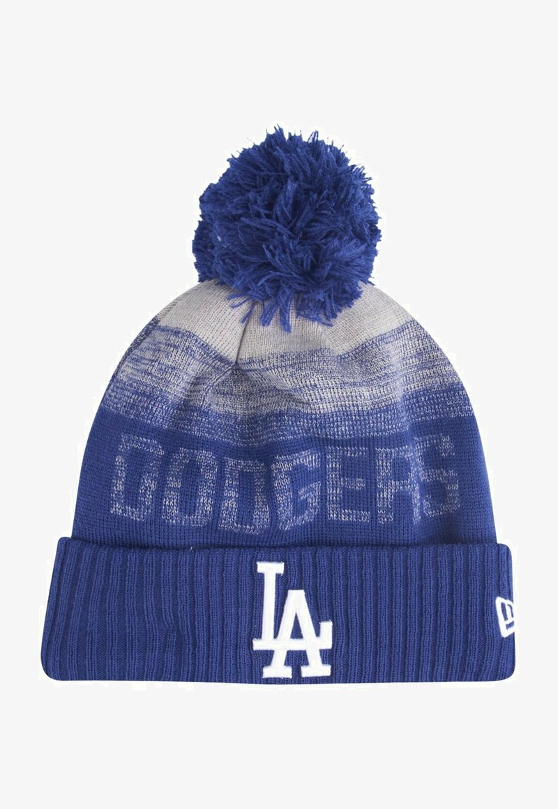 Gorro de punto azul con un puño acanalado texturizado. Presenta una parte superior con un patrón y un gran pompón azul. En la parte delantera se muestra "DODGERS" y el logo "LA" en blanco.