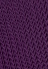 Violette gerippte Stoff mit vertikalem Strukturmuster. Das Material erscheint weich und dehnbar, wobei gleichmäßig verteilte erhabene Linien durchgehend sichtbar sind.