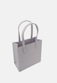 Sac à main gris avec logo "TED BAKER" en relief, fabriqué en matériau texturé, doté de deux poignées robustes et d'un design à ouverture supérieure.