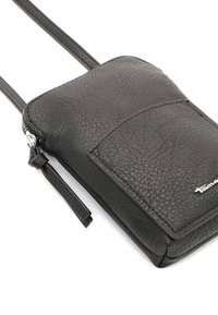 Borsa a tracolla in pelle nera con finitura testurizzata, chiusura con zip, tasca anteriore e tracolle regolabili. Presenta dettagli in metallo argentato.