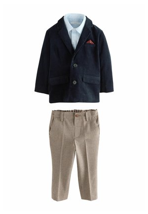 Marineblazer mit zwei Knöpfen und rotem Einstecktuch über weißem Hemd kombiniert mit beige karierten Hosen mit Knopf und Taschen.