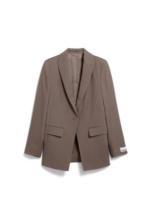 Blazer taupe de un botón con solapas de muesca, bolsillos de solapa y una pequeña etiqueta blanca en el puño de la manga izquierda, dispuesto sobre un fondo blanco.