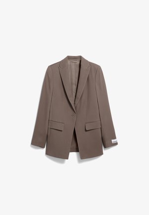 Taupe blazer met één knoop en een notch lapel, klepzakken en een klein wit label op de manchet van de linkermouw, plat gelegd op een witte achtergrond.