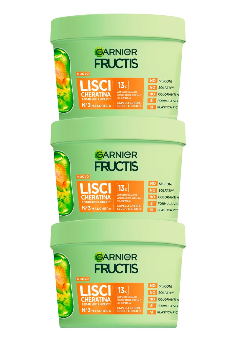 Tre barattoli verdi di maschera per capelli Garnier Fructis impilati. Ogni barattolo presenta un'etichetta arancione con dettagli del prodotto, lati testurizzati e un coperchio circolare.