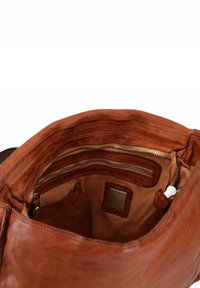 Interno di borsa in pelle marrone chiaro con finitura liscia, dotata di molteplici tasche con cerniera e scomparti laterali per l'organizzazione. Etichetta visibile all'interno.