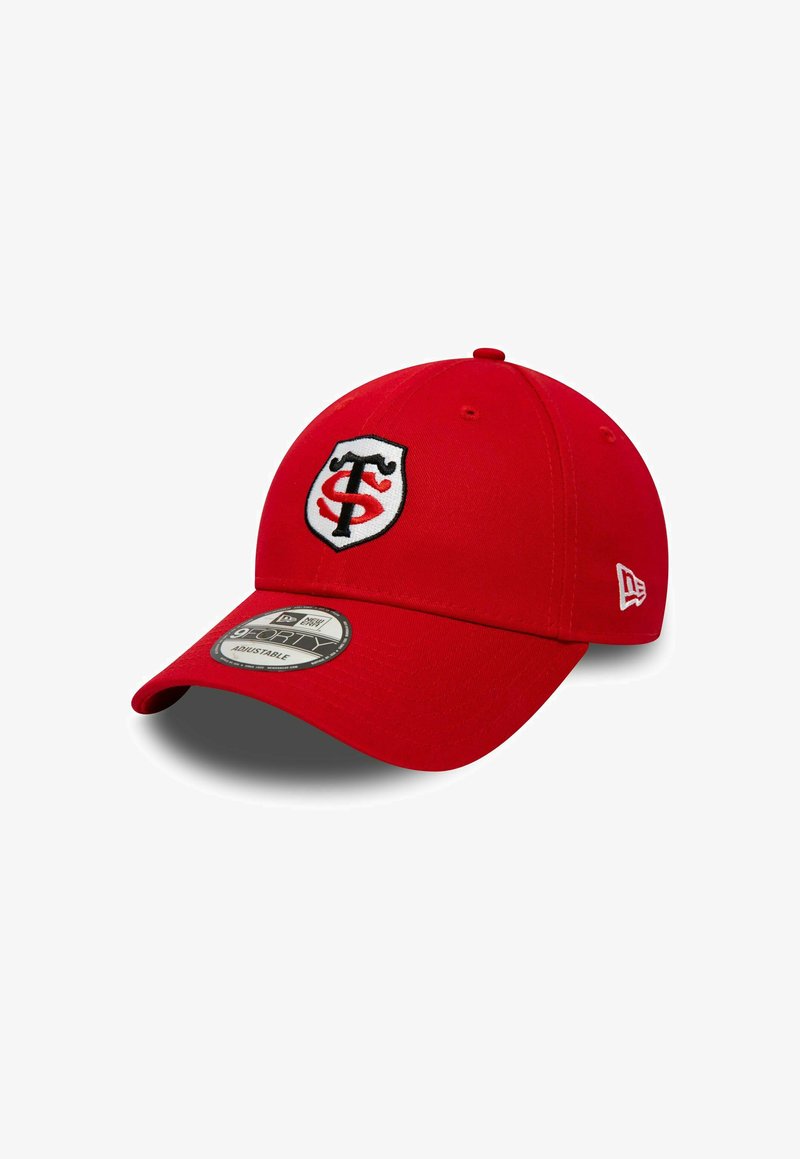Cappellino da baseball rosso con visiera curva, caratterizzato da un logo scudetto ricamato in bianco e nero. Cintura regolabile sul retro.