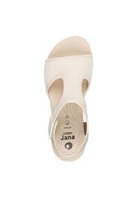 Sandalo in rete bianca con design a punta aperta, cinturino regolabile e soletta imbottita con suola testurizzata. Nome del marchio "Coshy Jana" visibile.