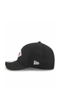 Schwarze Baseballmütze aus Stoff, mit gebogenem Schirm, besticktem Logo auf der Vorderseite und weißen Akzenten an der Seite und Rückseite.