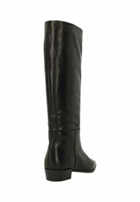 Botte noire en cuir, hauteur genoux, avec une texture lisse, un bout arrondi et un petit talon carré. Présente un design ajusté et des accents minimes.