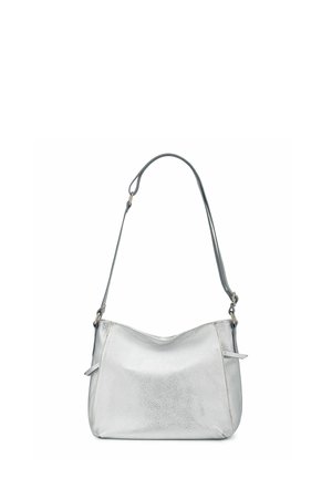 Silberne Lederhandtasche mit weicher, strukturierten Oberfläche, verstellbarem Tragegurt und geschwungenem Design. Verfügt über Seitentaschen und dezente Nähte.