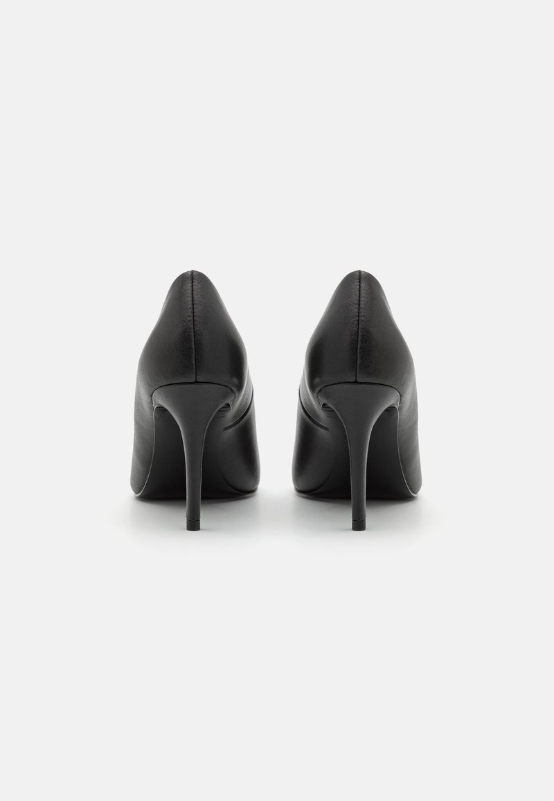 Chaussures à talons hauts noires en cuir lisse avec un design à bout pointu et un talon aiguille épuré. Silhouette propre et élégante.