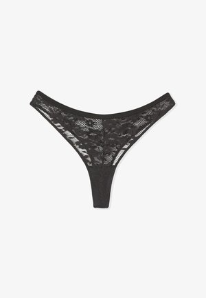 Tanga de encaje negro con patrón floral, que cuenta con una cinturilla elástica suave y una textura transparente, destacando un intrincado detalle y corte.
