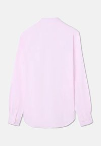 Camisa de manga larga en rosa claro, hecha de una tela suave. Presenta un cuello clásico y puños abotonados. La vista trasera muestra un dobladillo recto.