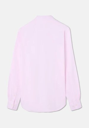 Camisa de manga larga en rosa claro, hecha de una tela suave. Presenta un cuello clásico y puños abotonados. La vista trasera muestra un dobladillo recto.