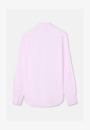 Camisa de manga larga en rosa claro, hecha de una tela suave. Presenta un cuello clásico y puños abotonados. La vista trasera muestra un dobladillo recto.