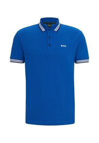 Niebieska koszulka polo z krótkim rękawem, z trzema guzikami przy plastrze, białymi i czarnymi wykończeniami kołnierzyka i rękawów oraz logo "BOSS" na klatce piersiowej.