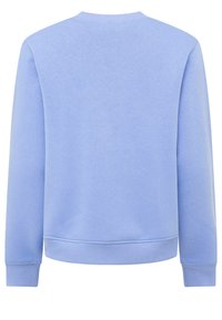 Jasnoniebieski sweter z miękkiego materiału, z okrągłym dekoltem, długimi rękawami i żebrowanymi mankietami oraz płaskim dołem. Brak widocznych logo lub wzorów.