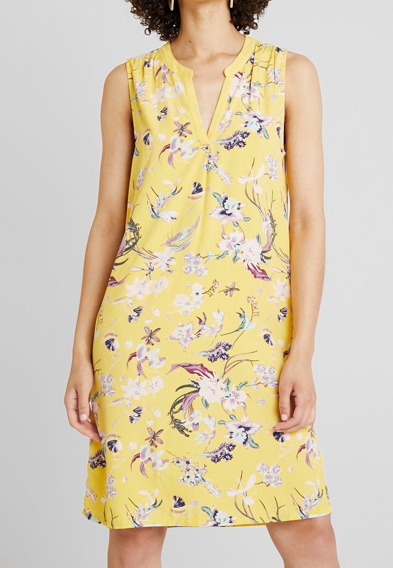 Ärmelloses floral bedrucktes Kleid in strahlendem Gelb, mit V-Ausschnitt, gefältelten Akzenten und bunten Blumenmustern überall.