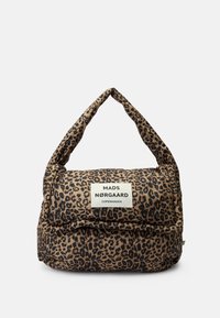 Bolsa de ombro em tecido com padrão de leopardo, com uma aparência almofadada, apresentando uma aba superior e um emblema com logotipo. Material macio e texturado com forma arredondada.