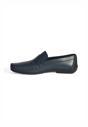 Marineblaue Lederloafer mit gesticktem Design, flacher Sohle und Slip-On-Stil mit glatter Oberfläche und minimalen Hardwaredetails.