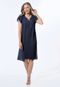 Navyblaues Kleid mit flatternden Ärmeln, einem V-Ausschnitt und Falten-Details an der Vorderseite. Hergestellt aus leichtem Stoff, bietet es eine lockere A-Linien-Passform.