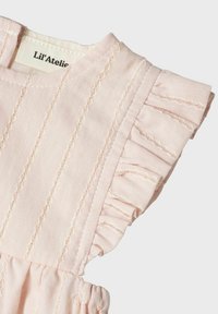Leicht pinkes Kleid mit Rüschensleeves, vertikalen Streifen und zarten Nähten. Das Etikett trägt die Aufschrift "Lil' Atelier". Weiches, strukturiertes Baumwollmaterial.