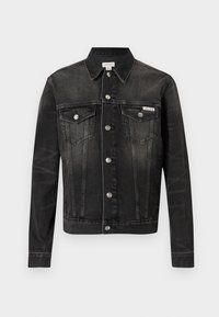 Čierna rifľová bunda s dlhými rukávmi, zapínaním na gombíky, dvoma náprsné vrecká a nášivkou s logom na ľavej strane. Opotrebovaný vzhľad s priliehavým strihom.