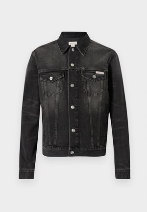 Črna jeans jakna z dolgimi rokavi, zapiranjem na gumbe, dvema žepoma na prsih in logotipsko značko na levi strani. Razpokan videz z oprijetim krojem.