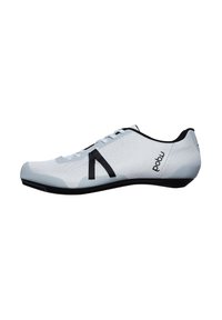 Scarpa da ginnastica grigio chiaro con accenti neri, tomaia in rete, suola piatta e un design minimalista con lacci e una fascia di sovrapposizione laterale.