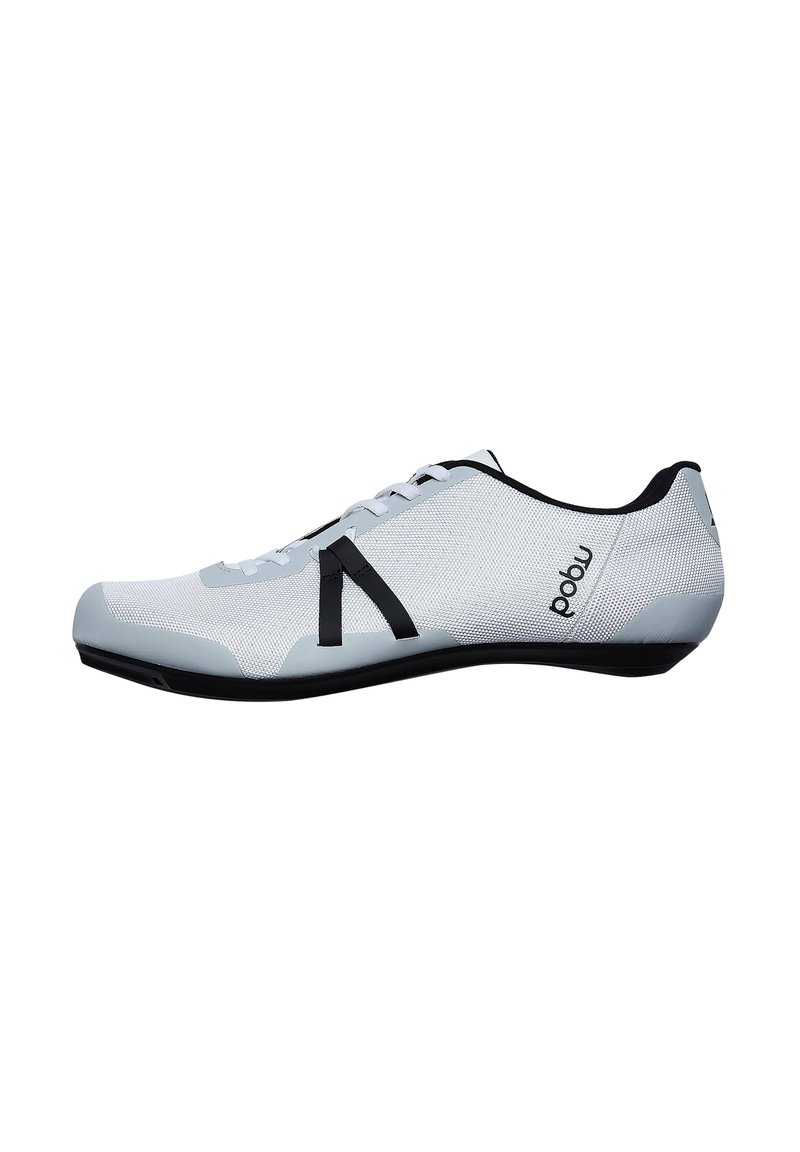Scarpa da ginnastica grigio chiaro con accenti neri, tomaia in rete, suola piatta e un design minimalista con lacci e una fascia di sovrapposizione laterale.