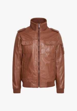 Hnědá kožená bunda s vysokým límcem, zipovým uzávěrem, dvěma náprsními kapsami a pružnými manžetami. Obsahuje ramenní popruhy a boční kapsu na zip.