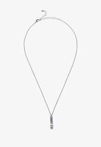 Collar de plata con una cadena delgada y un colgante rectangular que presenta un pequeño corte cuadrado en la base.