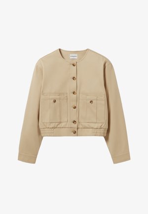 Chaqueta recortada beige con cuello redondo, cierre de botones y dos bolsillos en el pecho. Presenta cinturilla elástica y textura de tela suave.