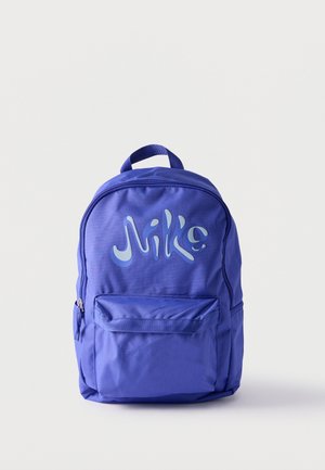 Zaino blu con tasca frontale e la parola "Mike" stampata in lettere stilizzate di colore azzurro chiaro sul compartimento principale.