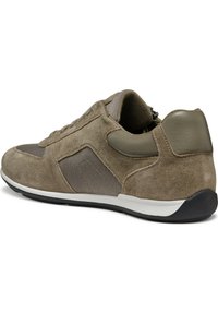 Zapatilla de ante marrón con un panel de malla, punta redondeada, collar acolchado y suela de goma con acentos blancos.