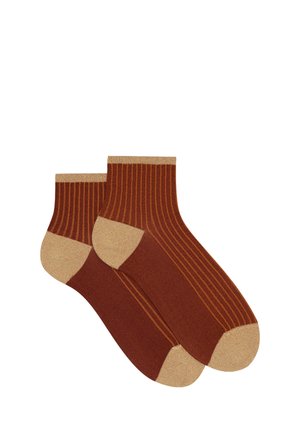 Braune Knöchelsocken mit vertikalen Streifen, beigefarbenen Bündchen und Fersen. Weicher Stoff, mit einem einheitlichen braunen Körper und kontrastierenden helleren Akzenten.