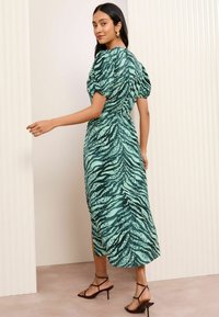 Friends Like These PETITE FIT CURVES FLUTTER SLEEVE RUCHE FRONT MIDI  - Dnevna haljina - green