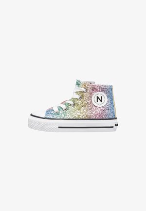 Sneaker alta con tomaia in glitter multicolore, suola in gomma bianca, lacci bianchi e patch rotondo con logo sul lato.