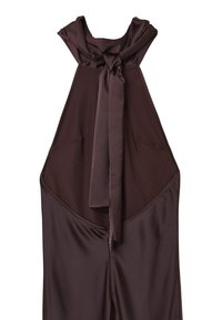 Combinaison sans manches marron avec un col halter et un détail de nœud; présente un tissu lisse et texturé ainsi qu'une fermeture éclair dissimulée au dos.